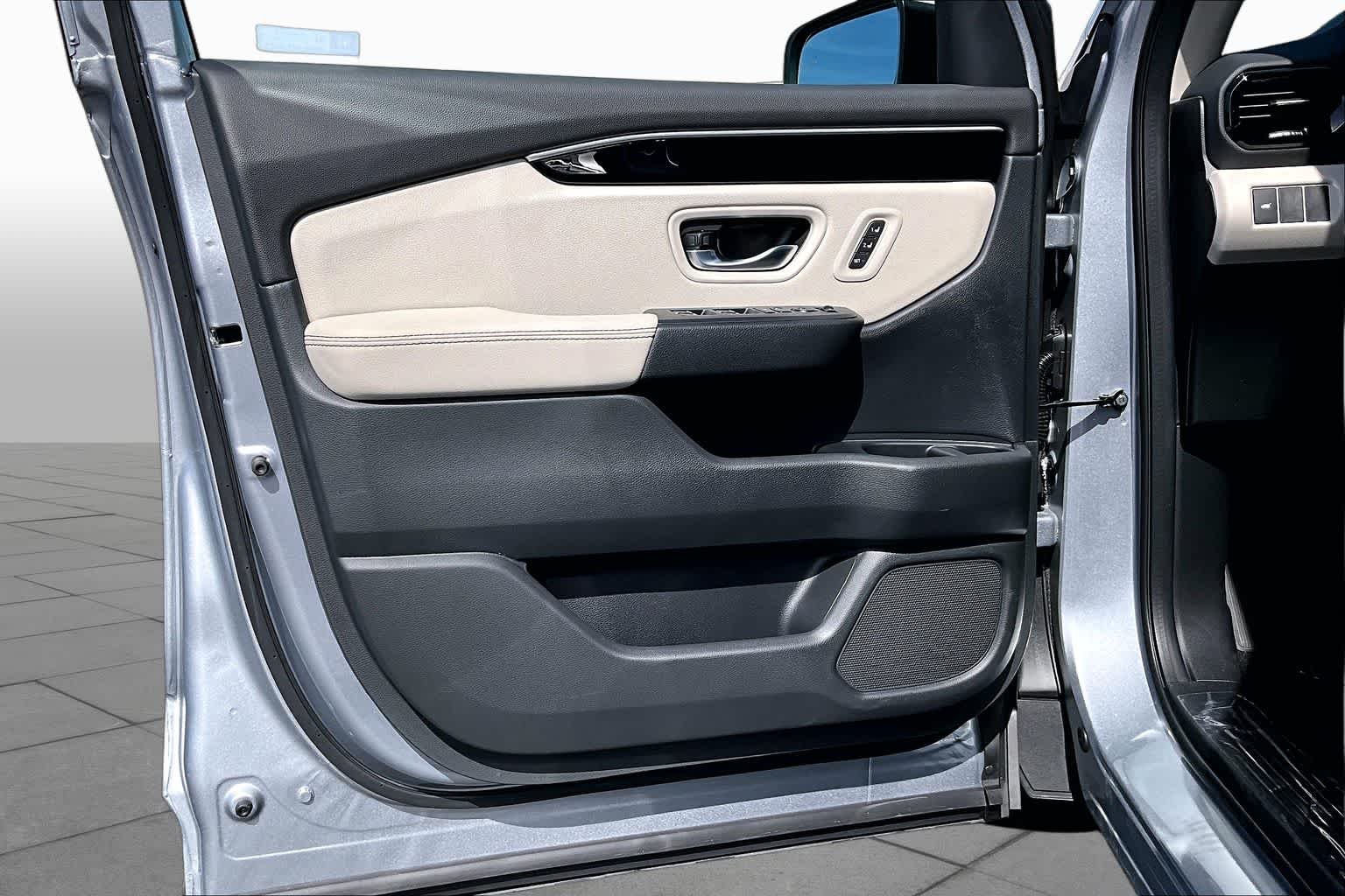 New 2026 Solar Silver Metallic Honda EX-L image 10