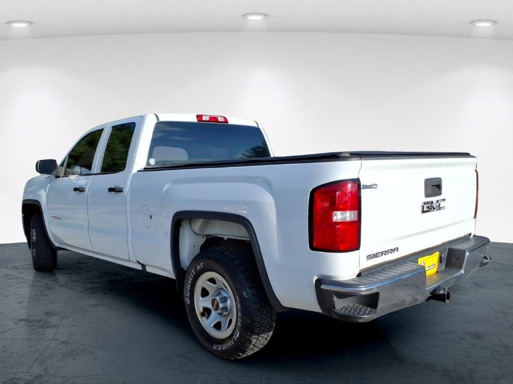 Used 2018 White GMC Base image 9