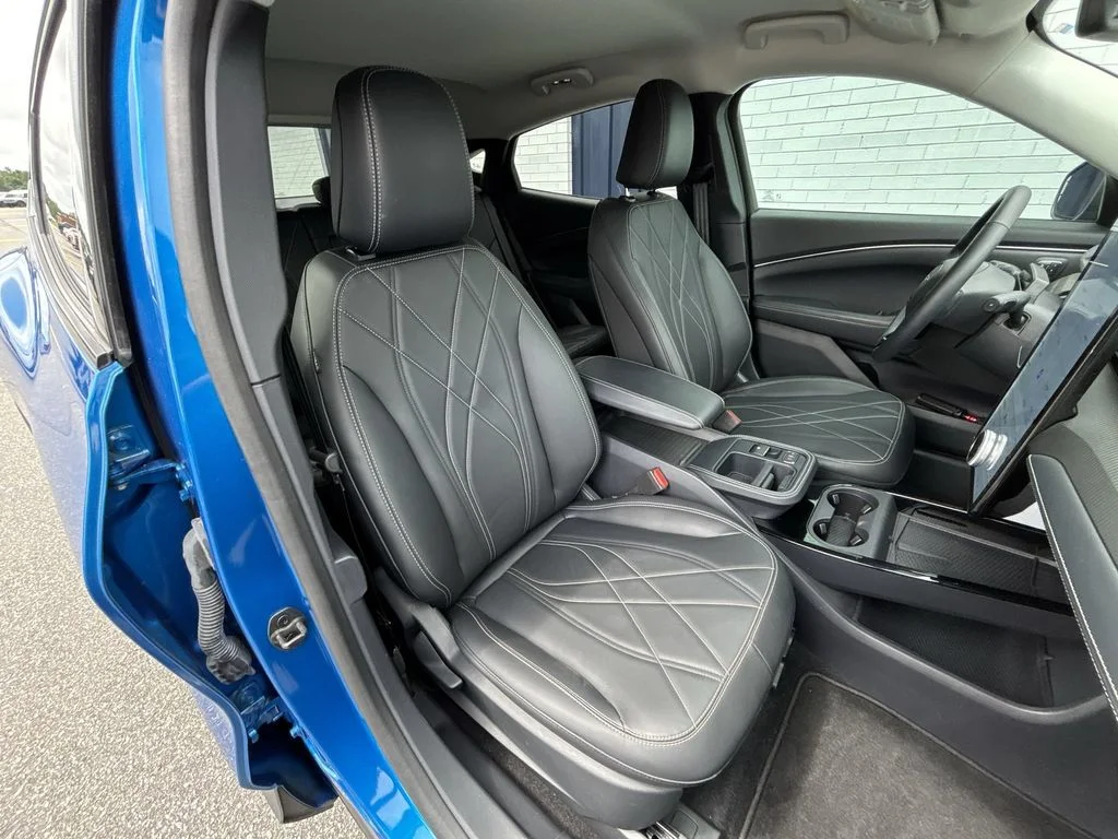 Used 2025 Blue Ford Select image 26