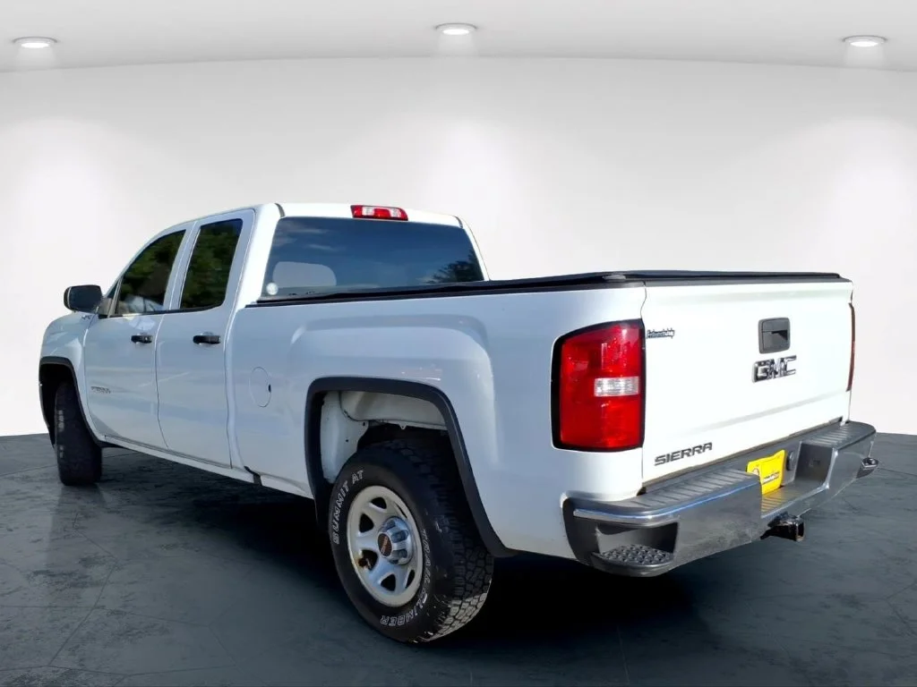 Used 2018 White GMC Base image 9
