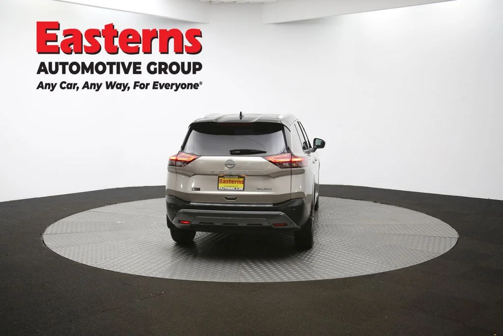 Used 2023 Silver Nissan SL image 39