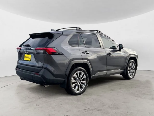 Used 2019 Gray Toyota XLE Premium image 5
