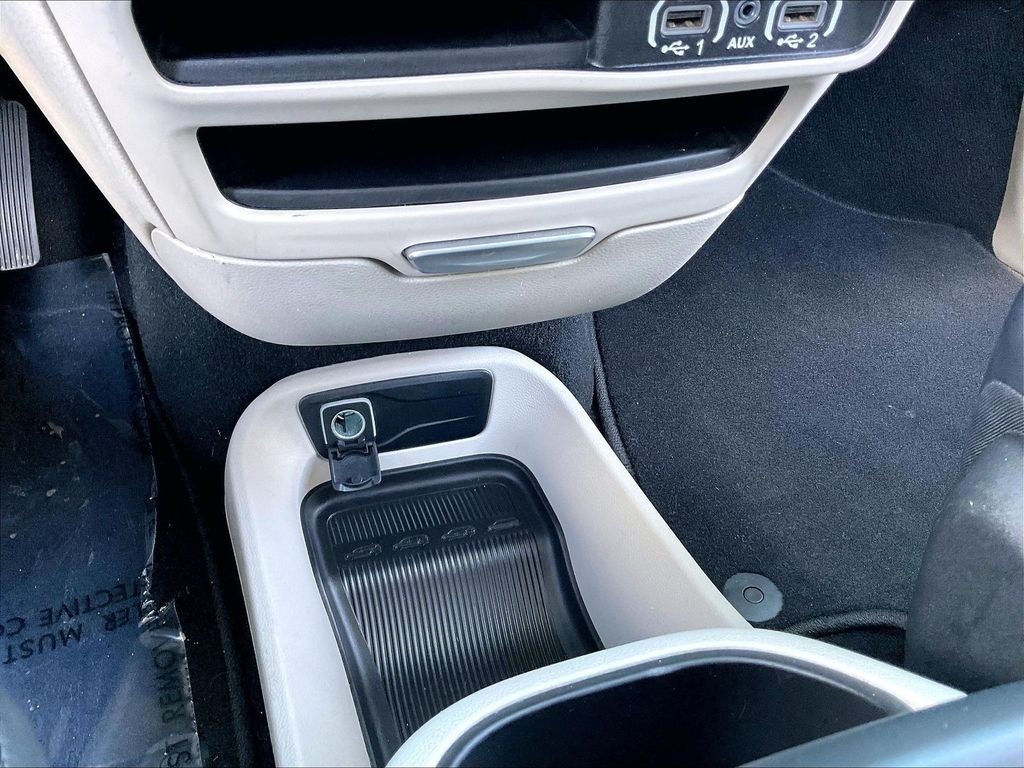 Used 2023 Silver Mist Clearcoat Chrysler Touring L image 31