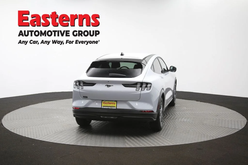 Used 2023 White Ford Select image 36