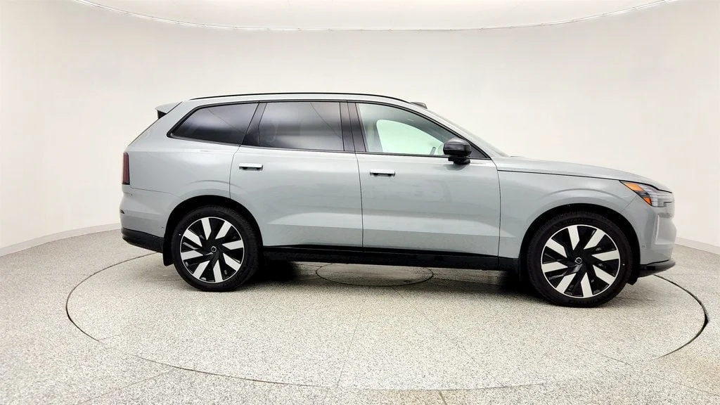 Used 2025 Vapour Grey Metallic Volvo Twin Motor Ultra 7-Seater image 4