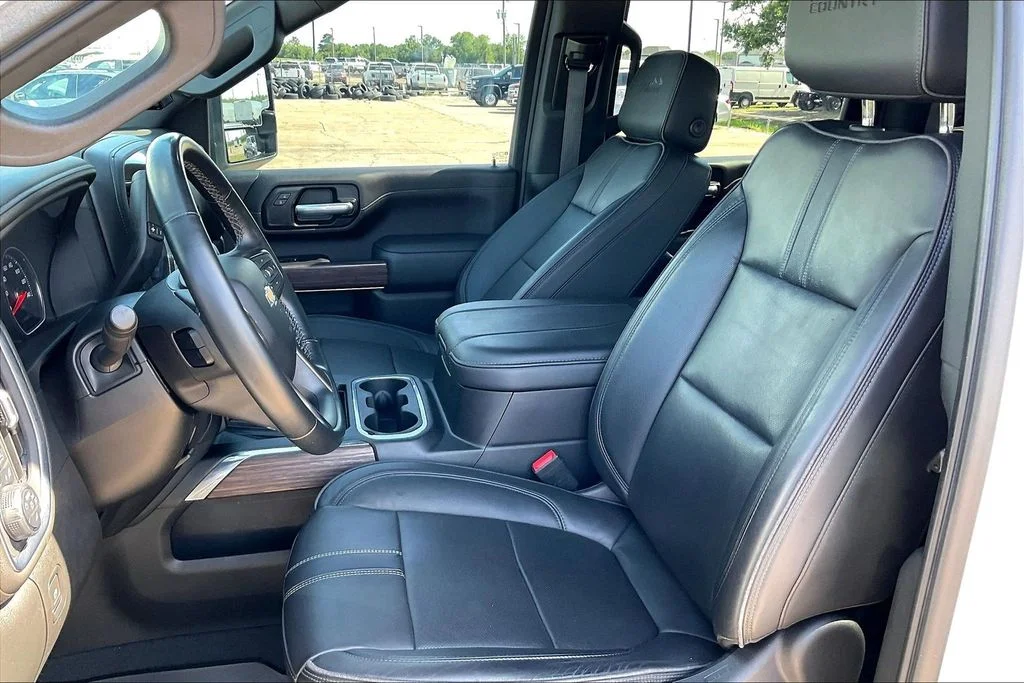 Used 2023 White Chevrolet High Country image 17