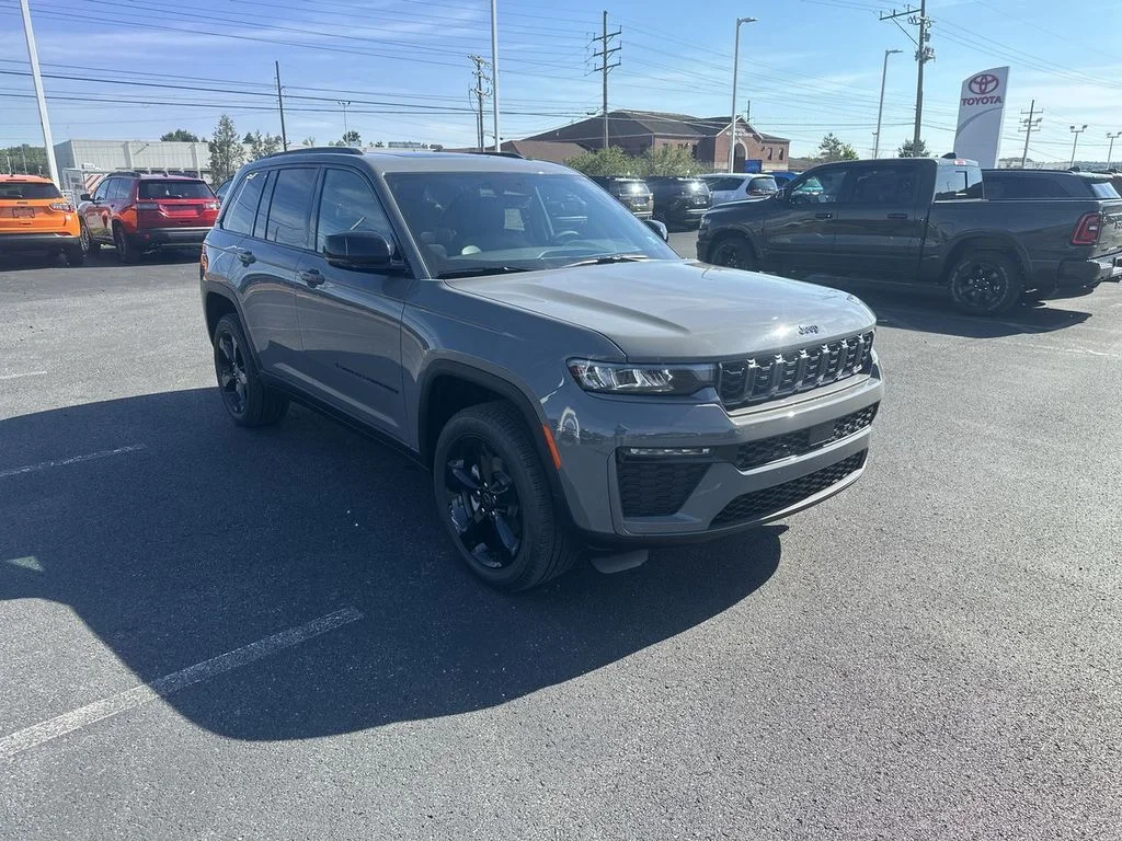 New 2027 Sting-Gray Clear-Coat Paint Jeep Limited image 2