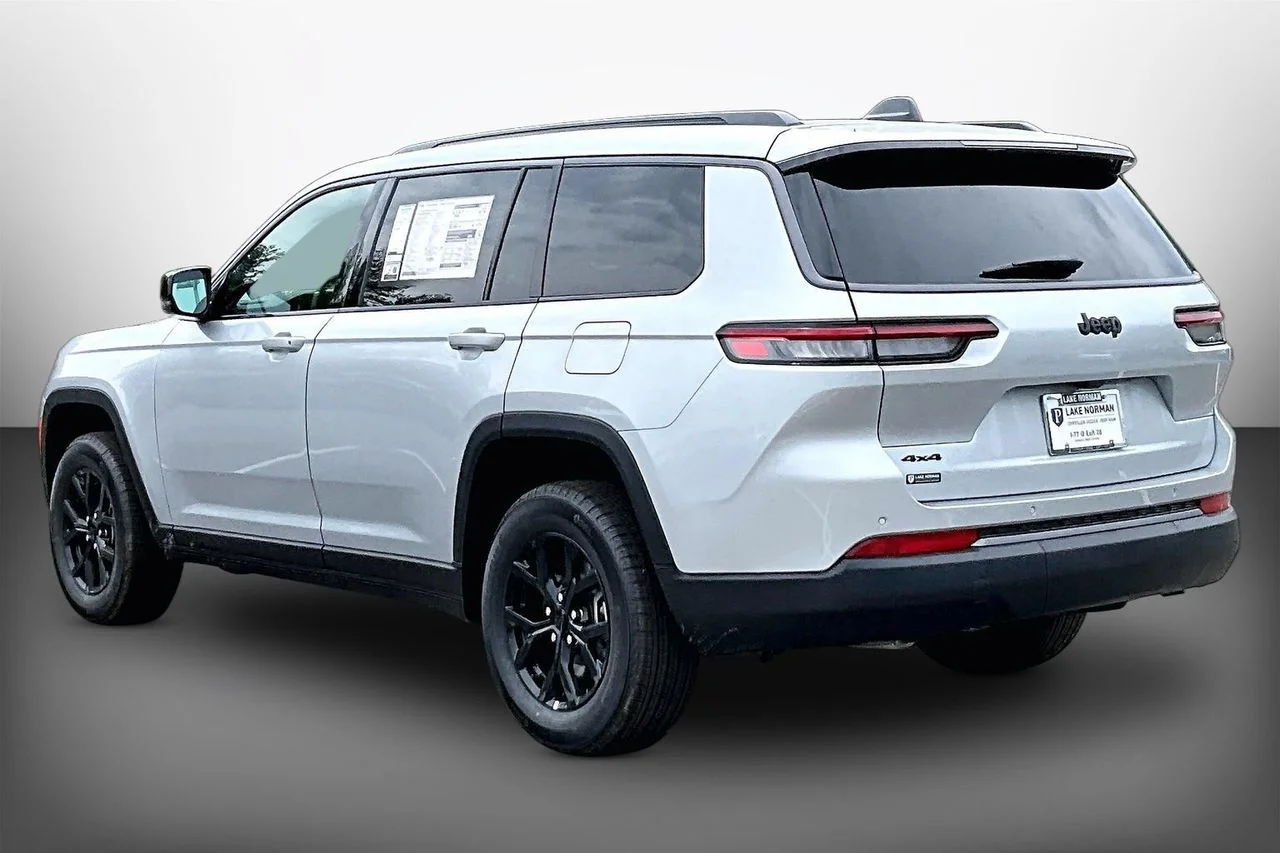 New 2026 Silver Zynith Exterior Paint Jeep Altitude image 6
