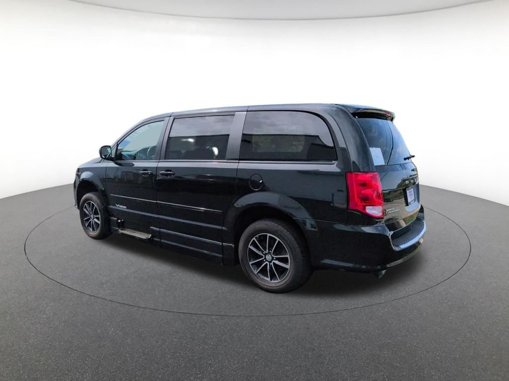 Used 2015 Black Dodge SXT image 9