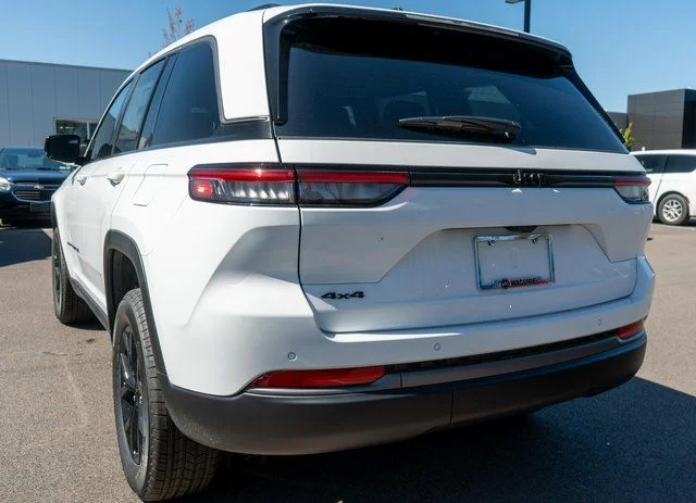 New 2026 Bright White Clear-Coat Exterior Paint Jeep Laredo Altitude image 7