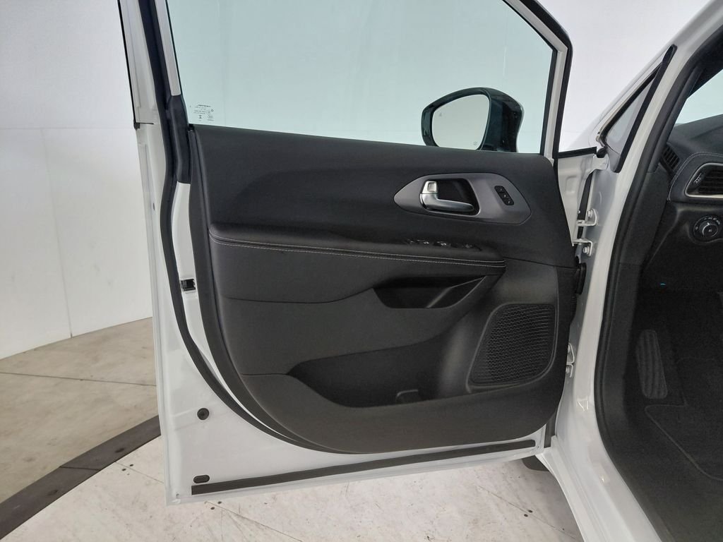 New 2026 Bright White Clear-Coat Exterior Paint Chrysler Select image 11