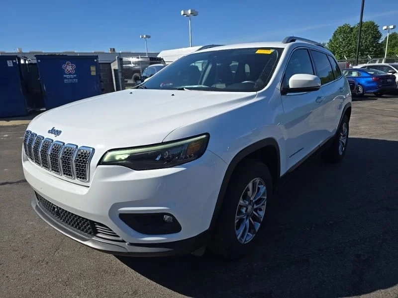 Used 2021 White Jeep Latitude Lux image 3