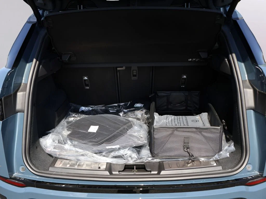 New 2026 Tribeca Blue Metallic Land Rover Hoxton Edition image 15