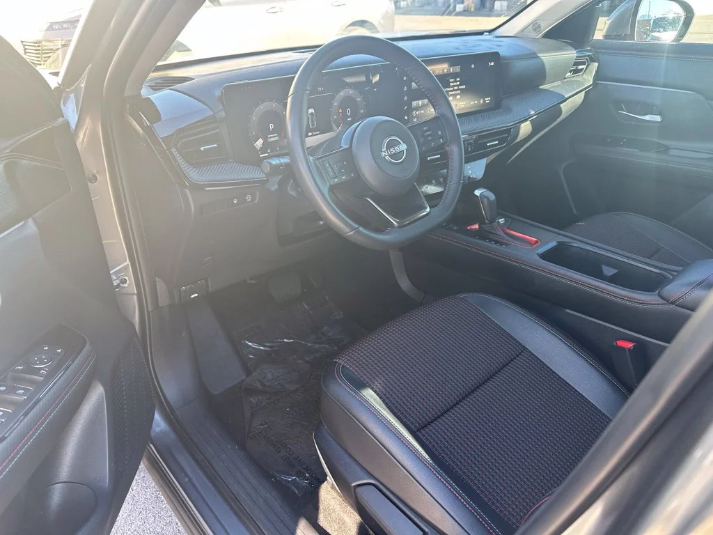 Used 2025 Gray Nissan SR image 2