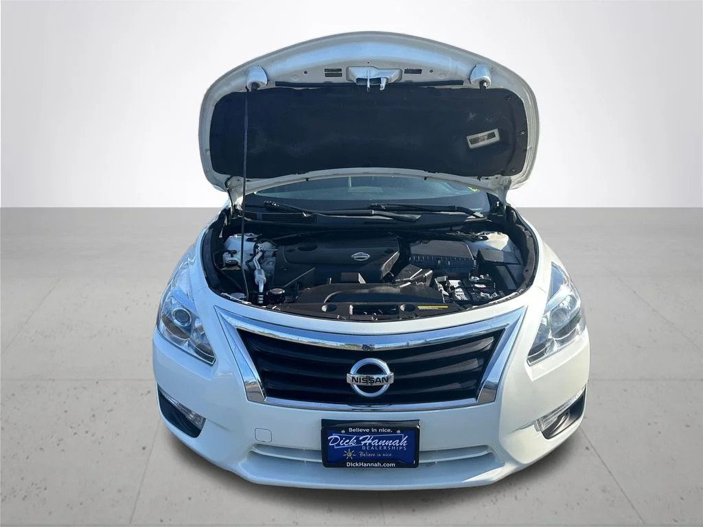 Used 2015 White Nissan 2.5 S image 4