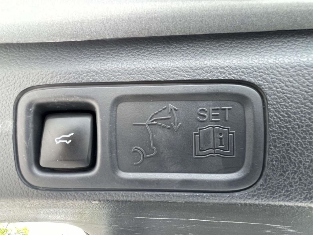 Used 2024 Silver Ford XLT image 10