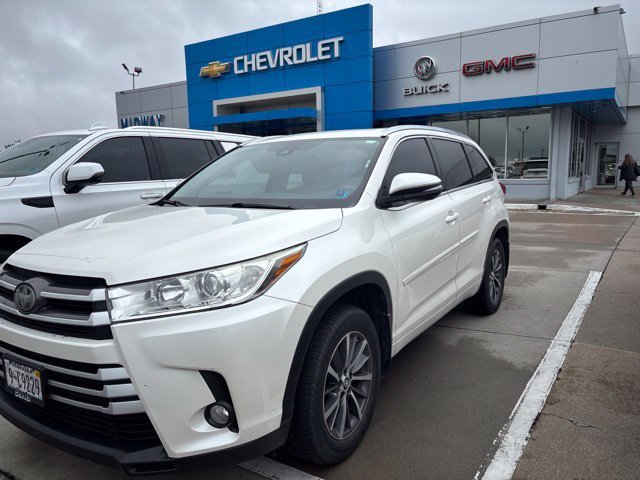 Used 2018  Toyota SE image 1