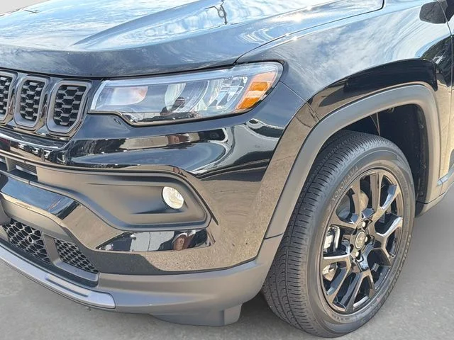 New 2026 Diamond Black Crystal Pearl-Coat Exterior Paint Jeep Latitude image 10