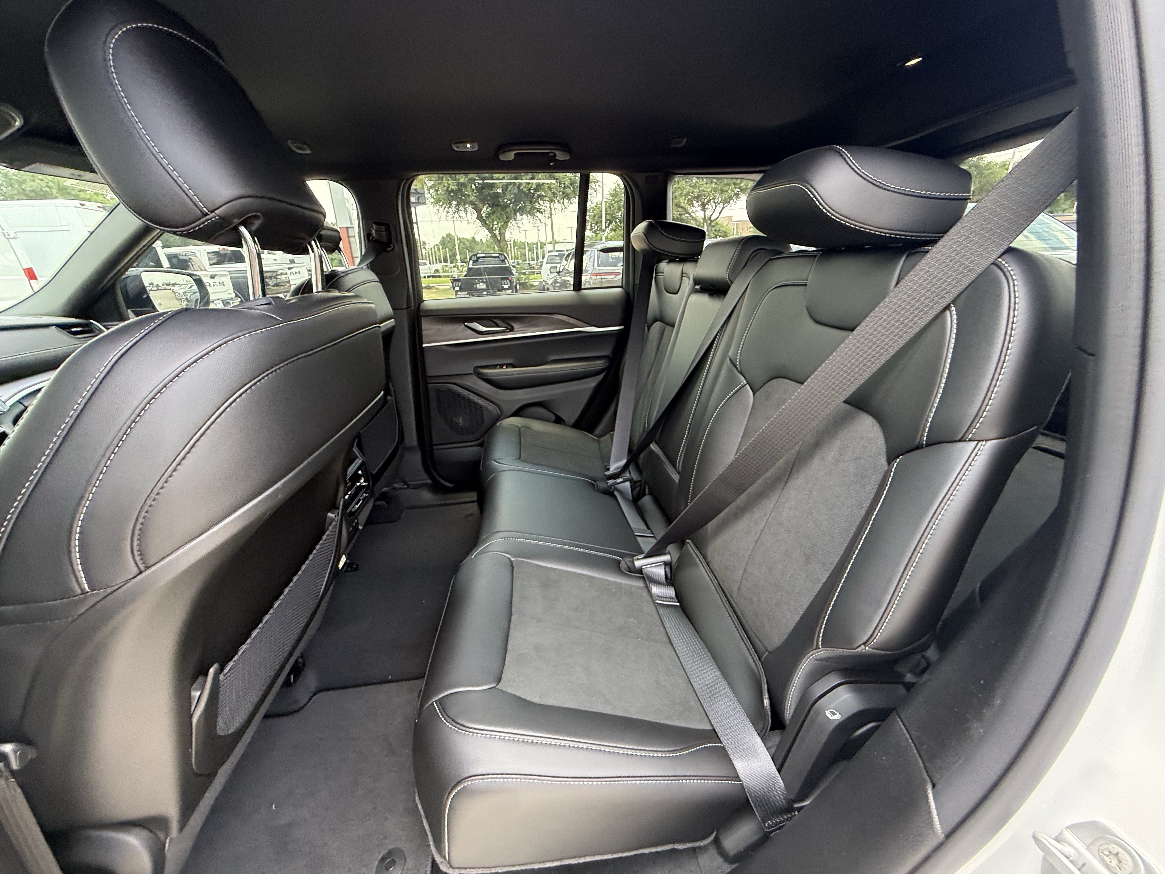 New 2026 Bright White Clear-Coat Exterior Paint Jeep Laredo Altitude image 15