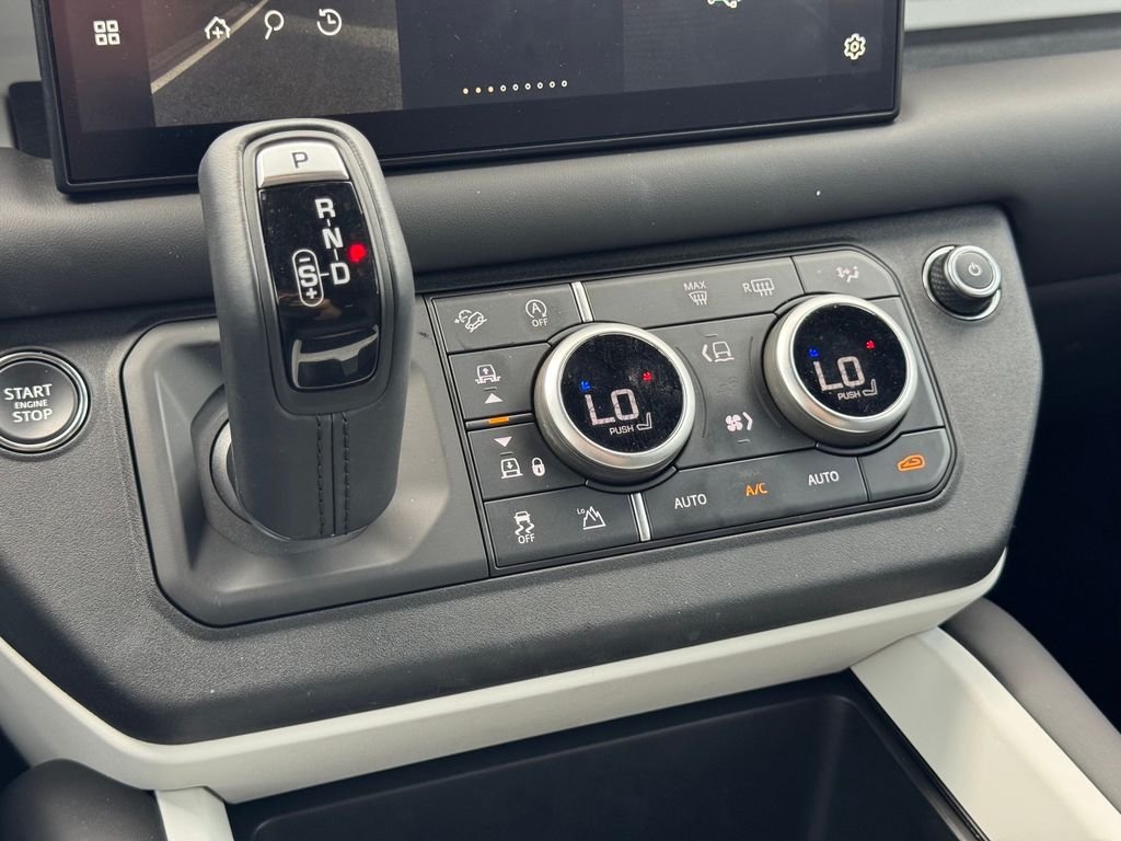Used 2025  Land Rover S image 27