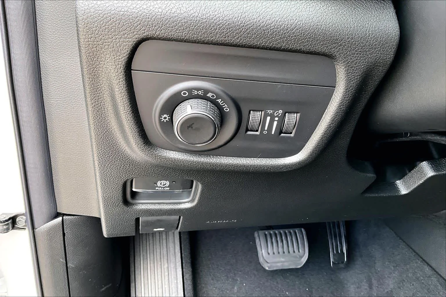 New 2026 Bright White Clear-Coat Exterior Paint Jeep Laredo image 20