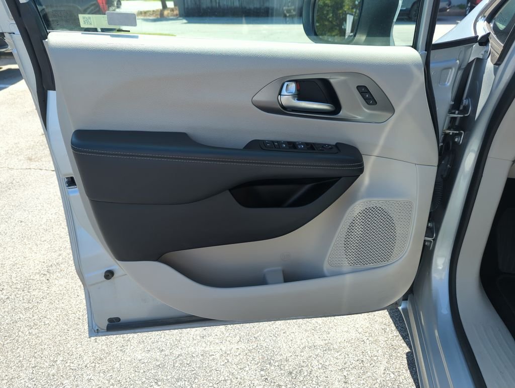 Used 2023 Silver Chrysler Touring L image 17
