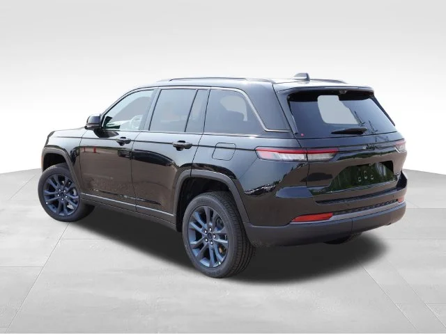 New 2026 Diamond Black Crystal Pearl-Coat Exterior Paint Jeep Limited image 5