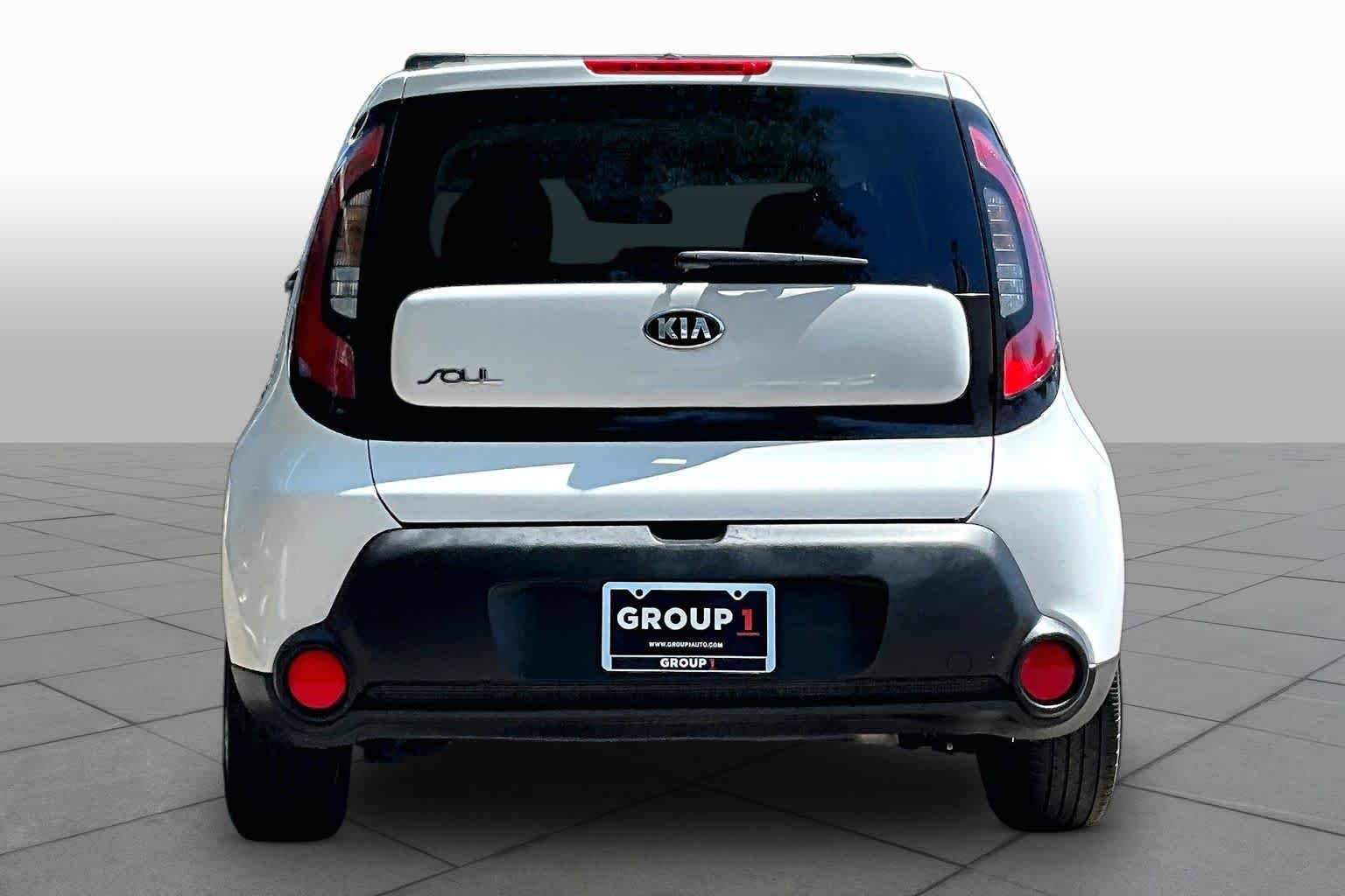 Used 2016 Clear White Kia Base image 5