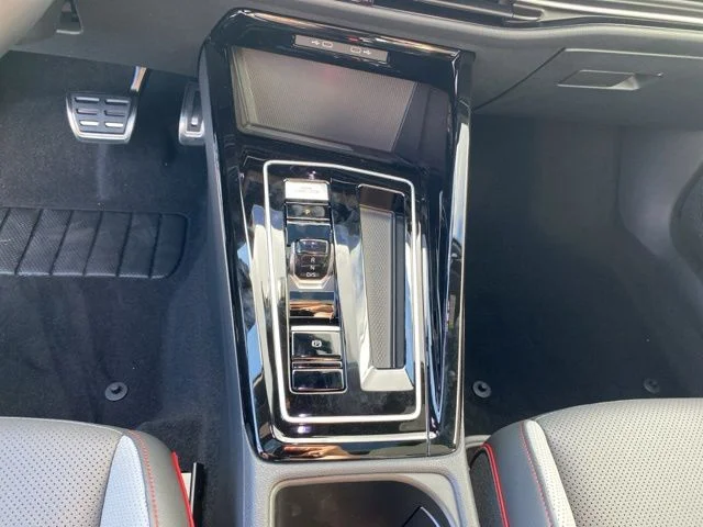 2025 Volkswagen Golf GTI SE - Photo 32