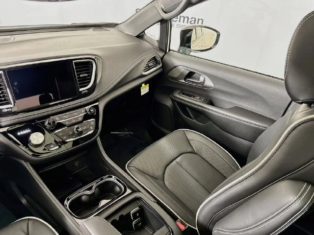 New 2027 White/off-white Chrysler Limited image 24