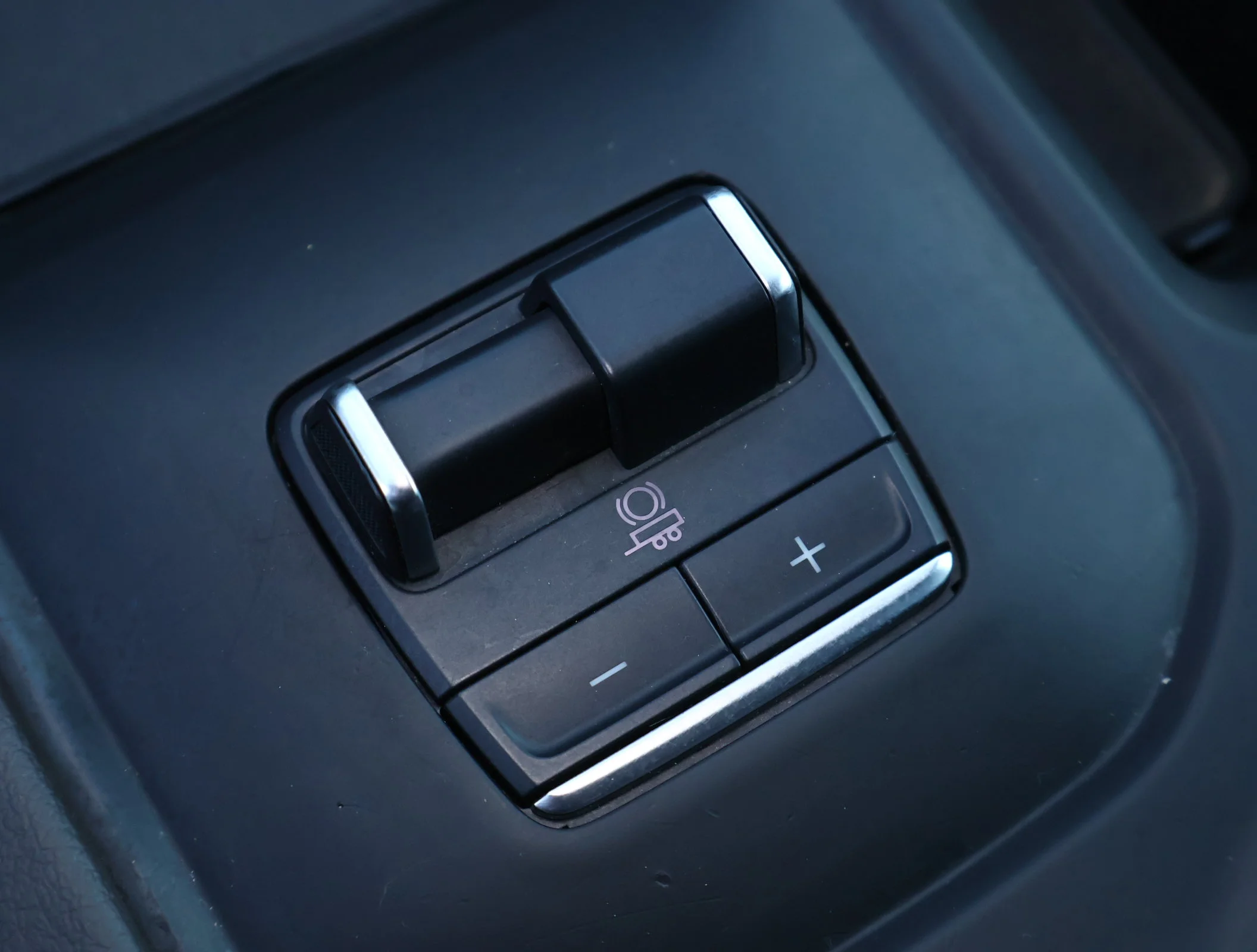 Used 2025 White Frost Tricoat GMC Denali image 24