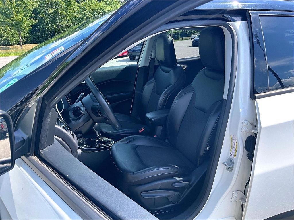 Used 2019 White Jeep Latitude image 10