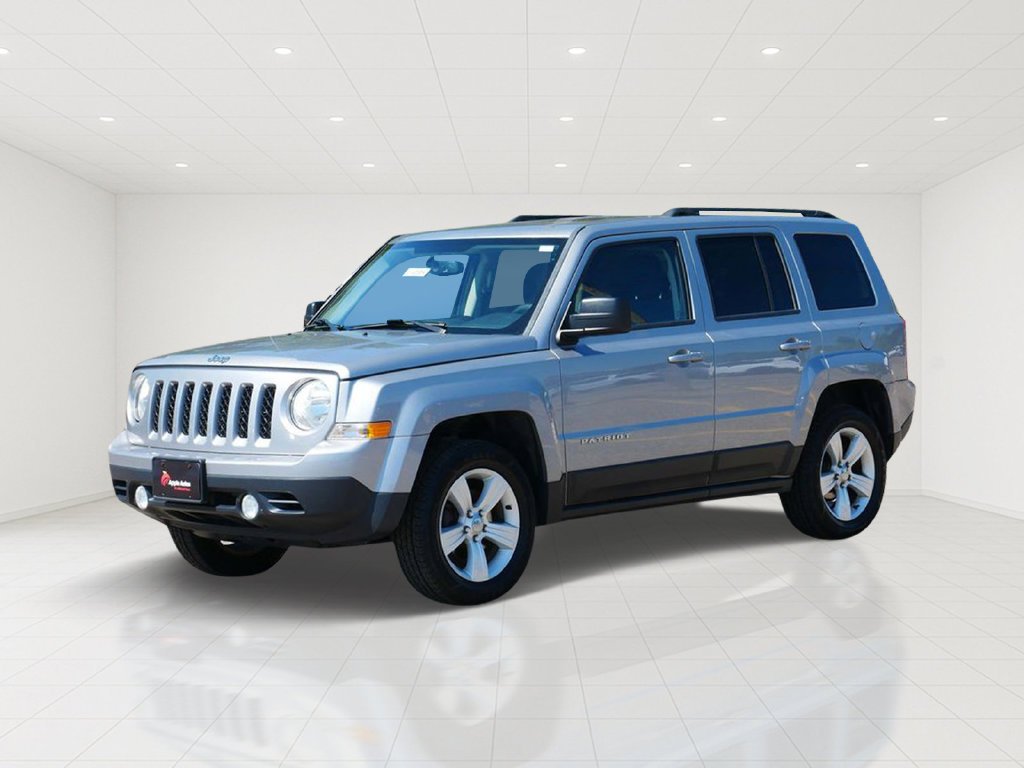 Used 2015 Silver Jeep Latitude image 6