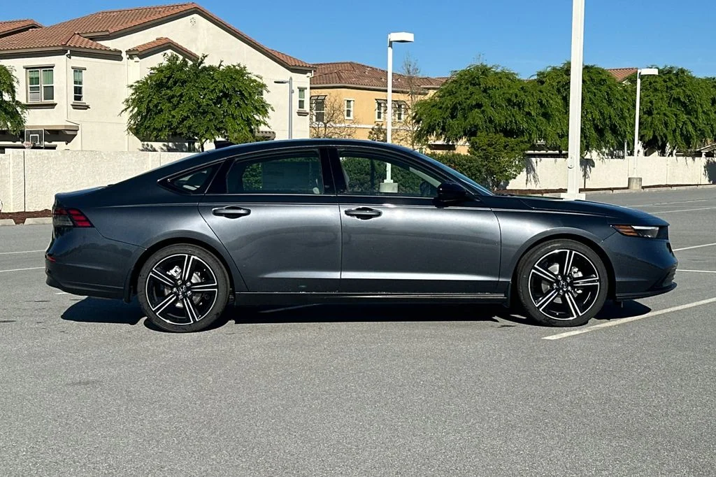 New 2026 Meteorite Gray Metallic Honda SE image 3