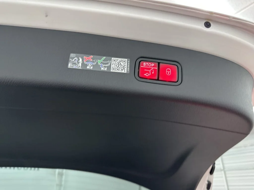 Used 2026 White Mercedes-Benz GLC 300 image 25