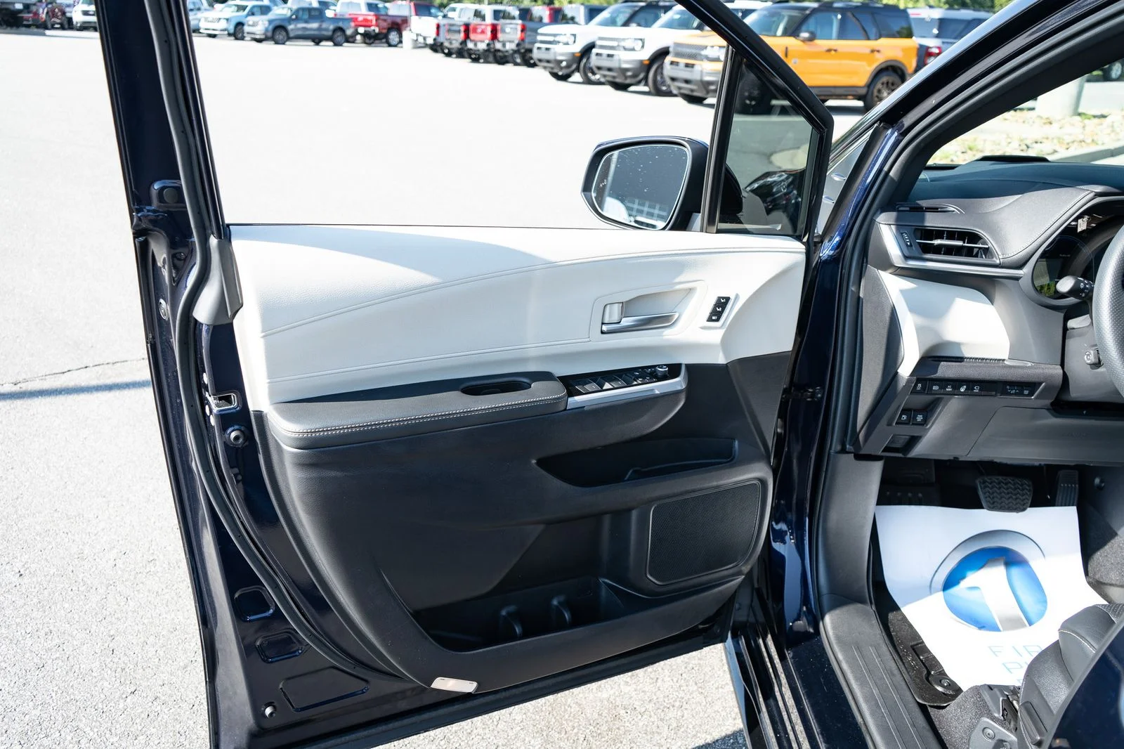 Used 2025  Toyota Platinum image 17