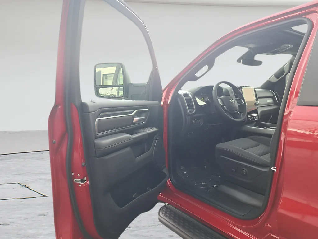 New 2026 Molten Red Pearl-Coat Exterior Paint RAM Big Horn/Lone Star image 9