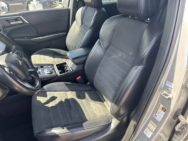 Used 2022 Silver Mitsubishi SE image 30
