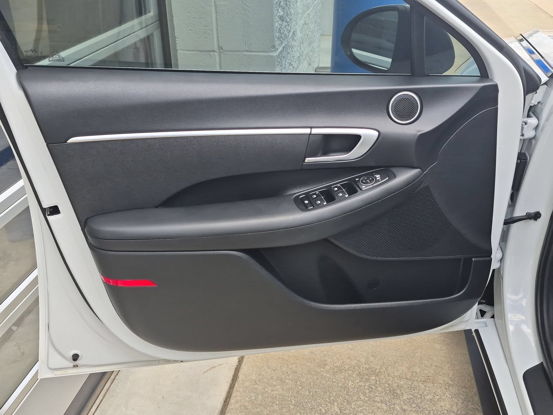 Used 2022 Quartz White Hyundai SE image 12