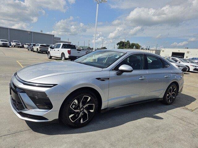 Used 2025 Aero Silver Hyundai SEL image 9