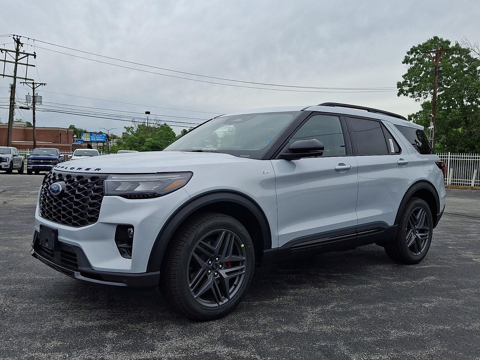 New 2026 Space White Metallic Ford ST-Line image 2