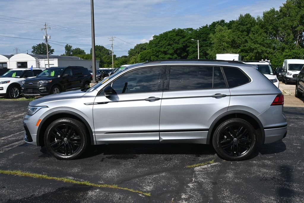 Certified Used 2022 Pyrite Silver Metallic Volkswagen 2.0T SE R-Line Black image 4
