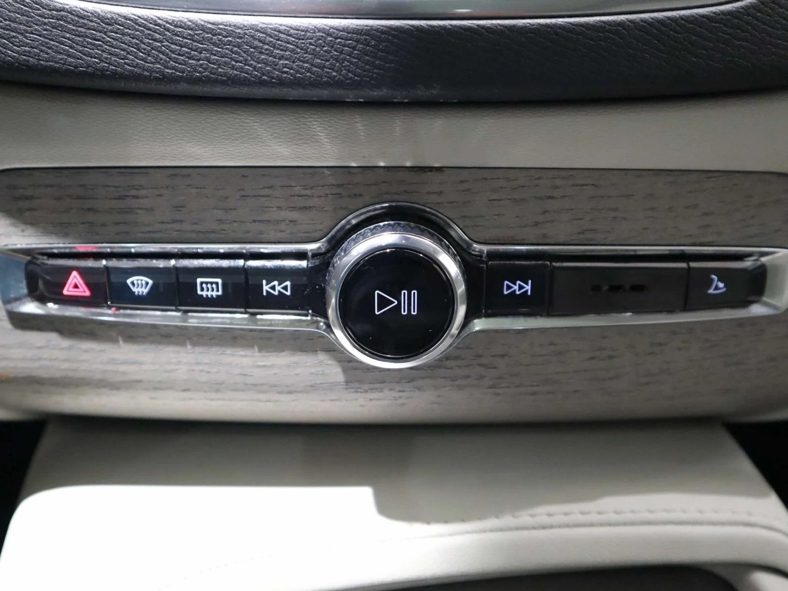 Used 2025 White Volvo Plus image 34