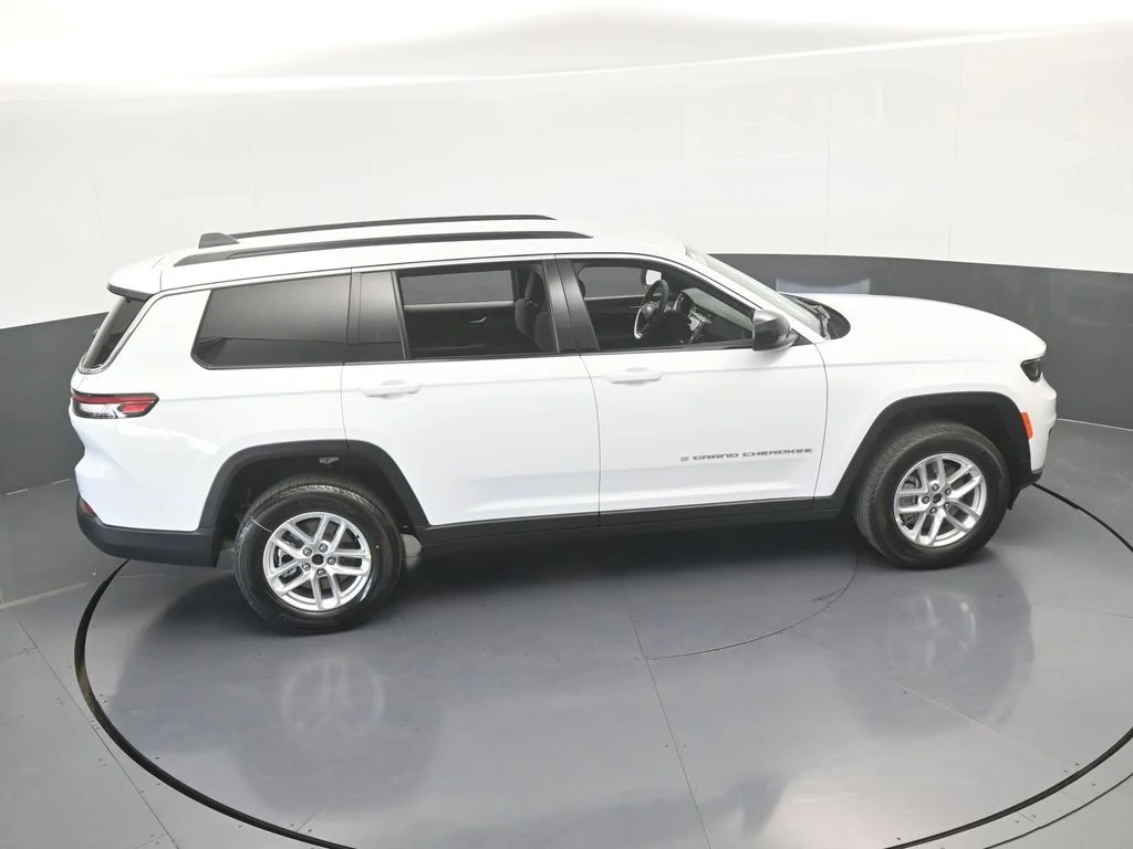 New 2026 Bright White Clear-Coat Exterior Paint Jeep Laredo image 48