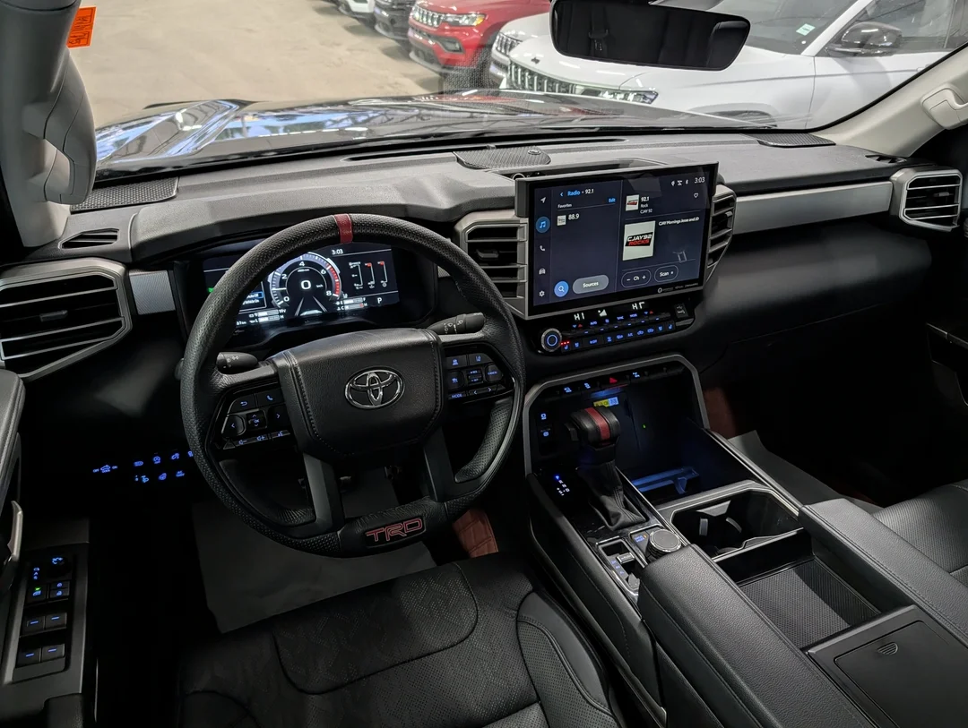 Used 2024  Toyota 4X4 -Leather - Sunroof - Blind Spot - Park Assist - Lane Keep image 25