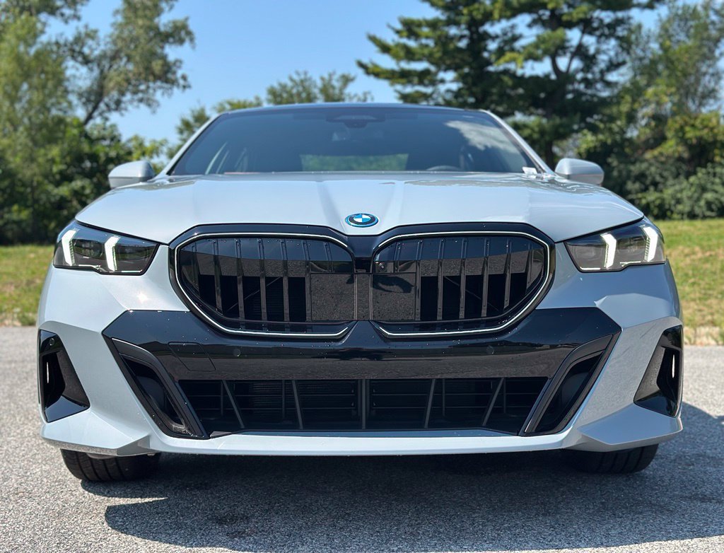New 2027 Brooklyn Grey Metallic BMW 550e xDrive image 2