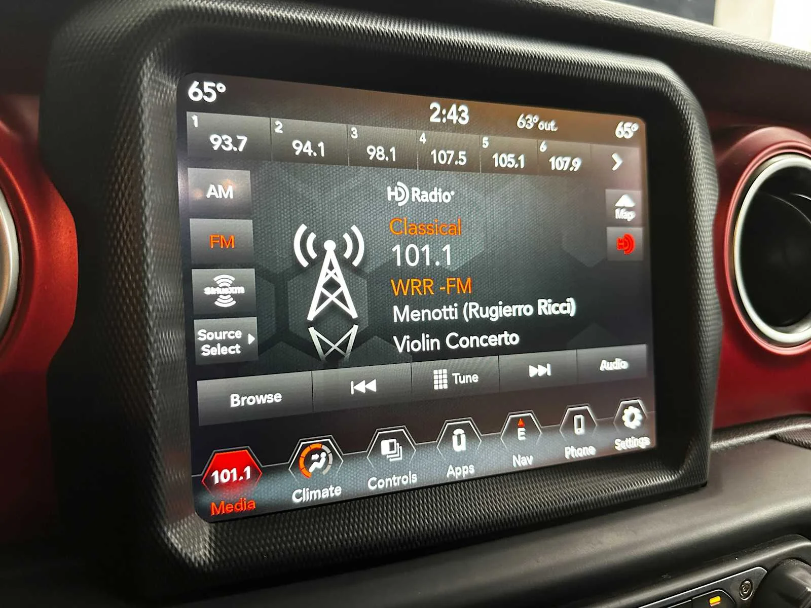 Used 2023  Jeep Rubicon image 11