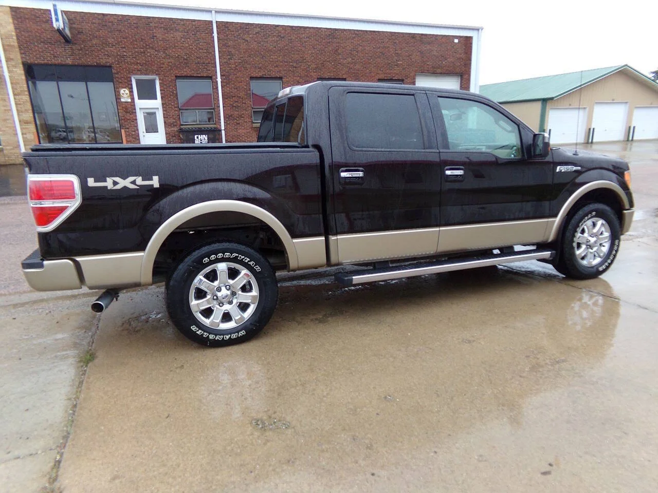 Used 2013 Tuxedo Black Metallic/Pale Adobe Metallic Ford Lariat 4x4 4dr SuperCrew Styleside 5.5 ft. SB image 4
