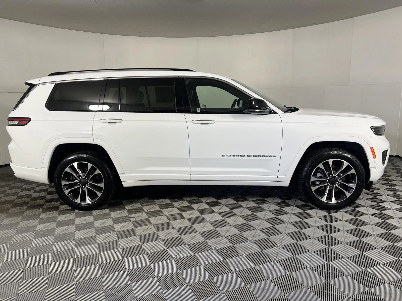 Used 2021 Bright White Clearcoat Jeep Overland image 10