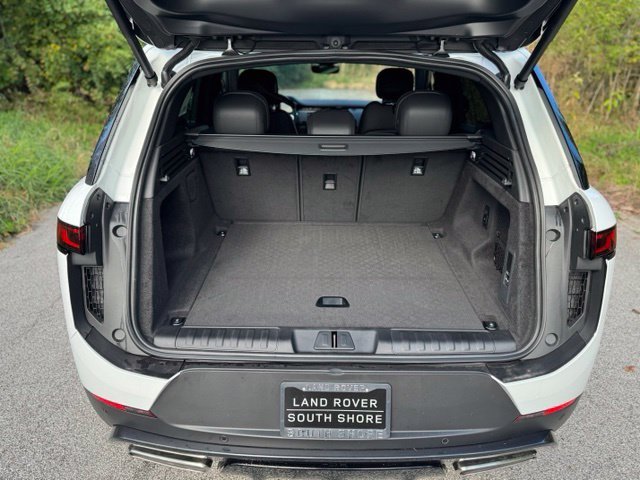 New 2027 Fuji White Land Rover SE image 15